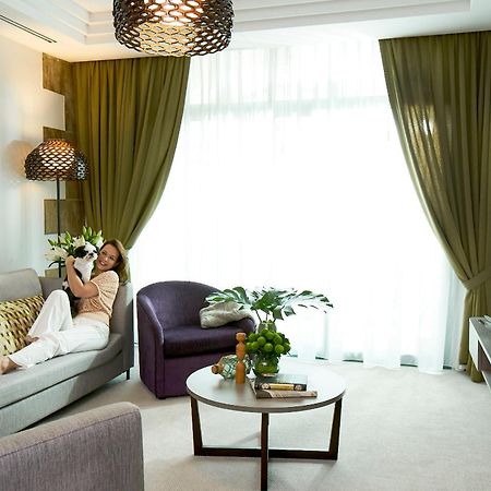 Fraser Place Robertson Walk Singapore Ngoại thất bức ảnh A living room in a hotel suite