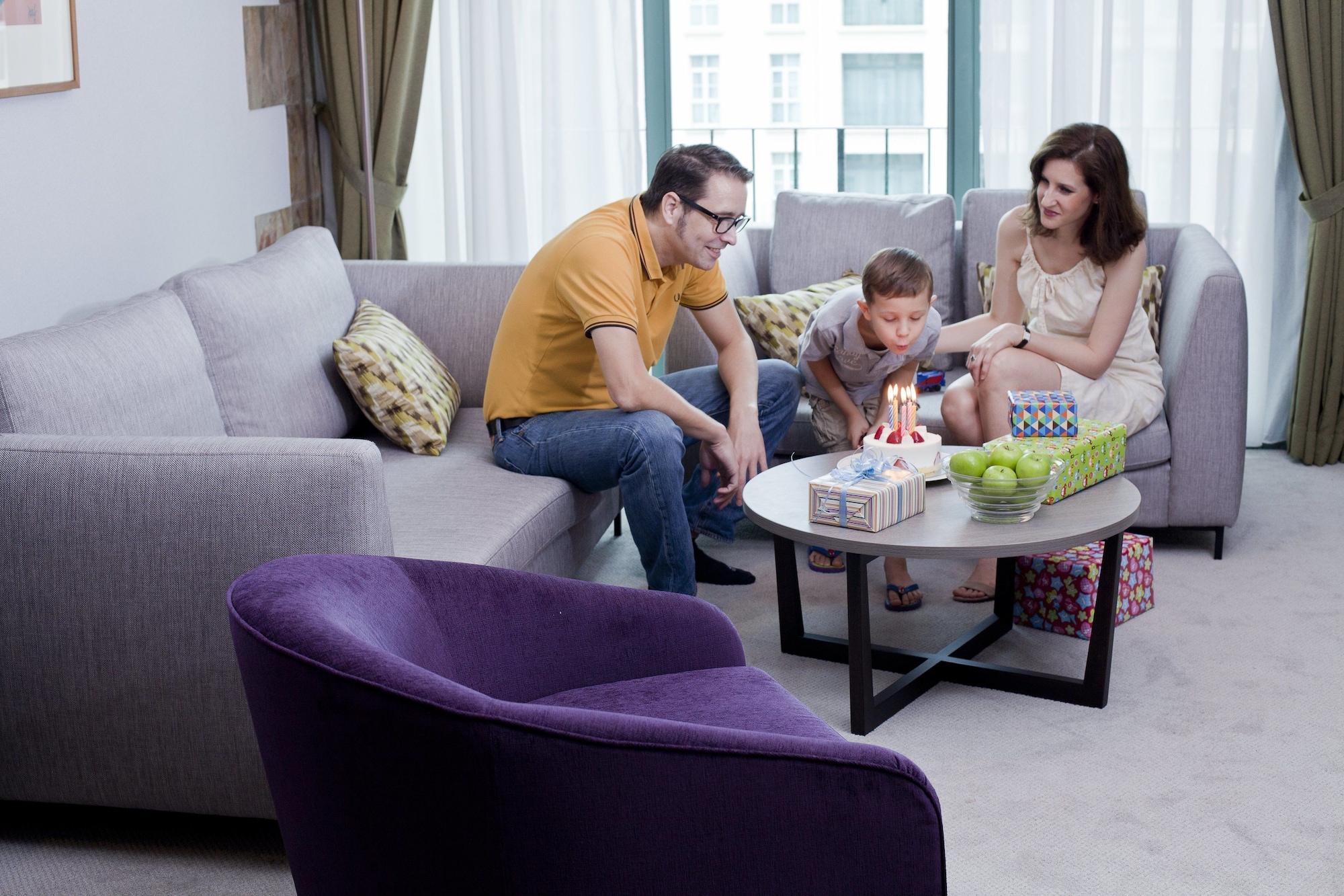 Fraser Place Robertson Walk Singapore Ngoại thất bức ảnh Family in a living room