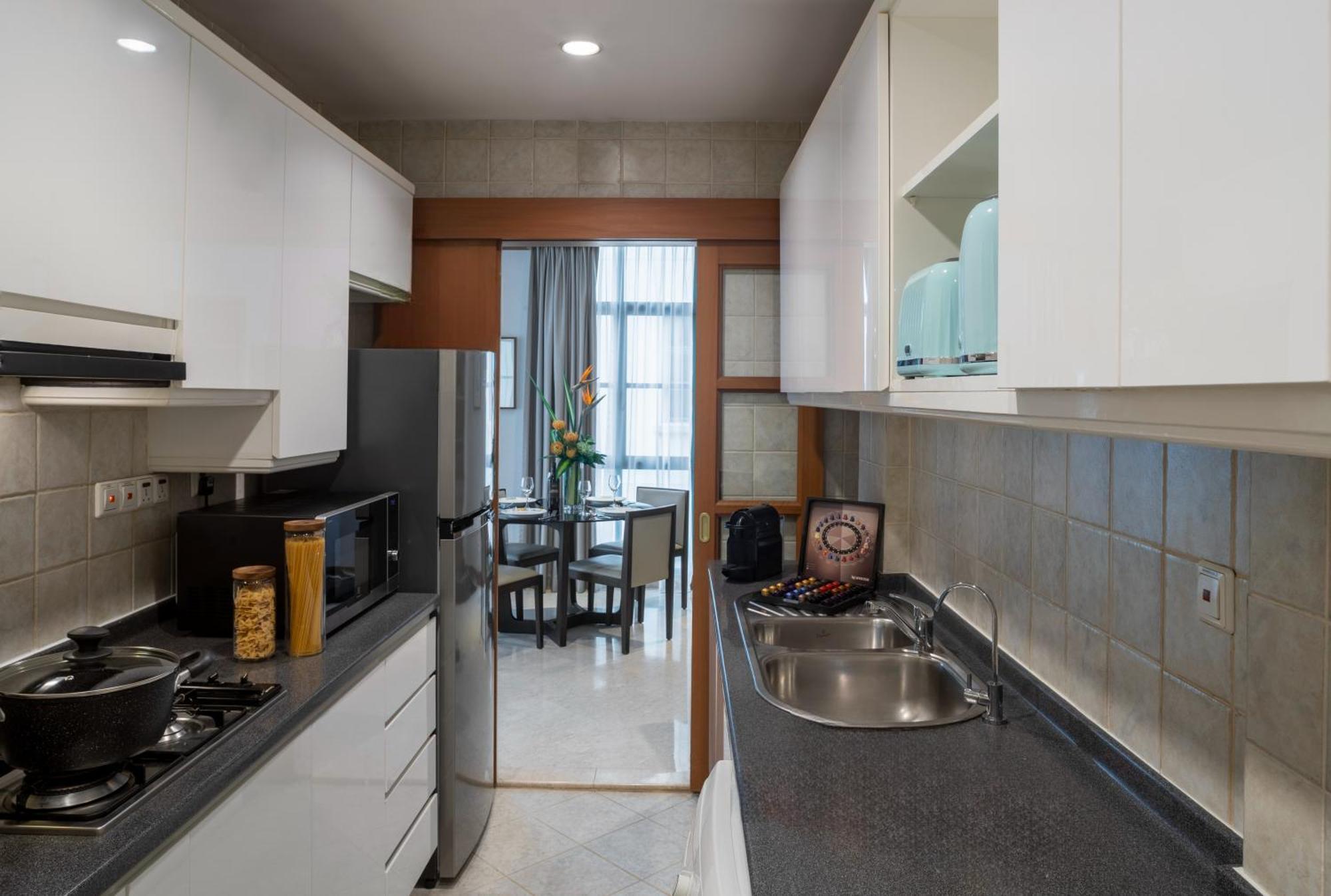 Fraser Place Robertson Walk Singapore Ngoại thất bức ảnh A typical kitchen in a condominium