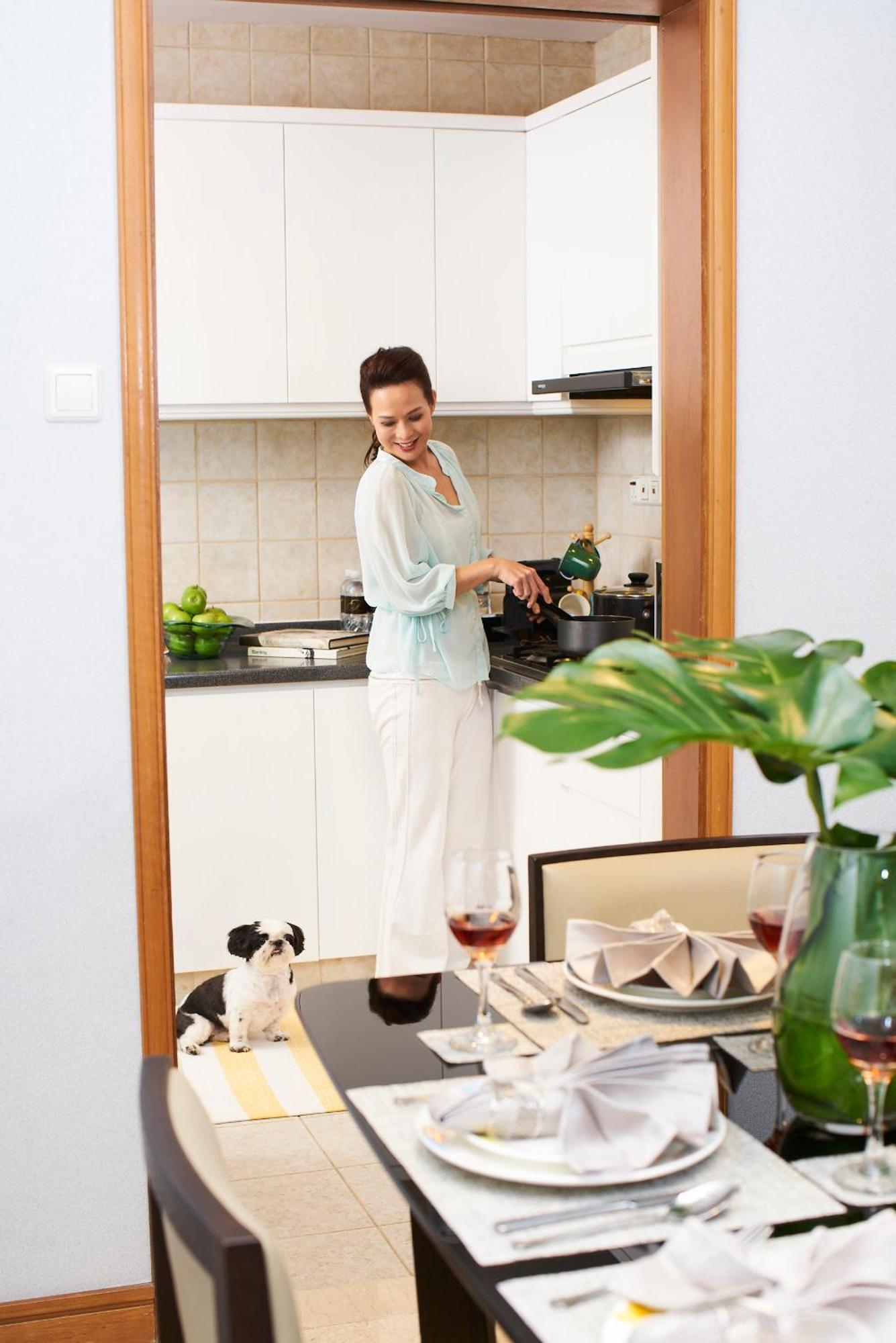 Fraser Place Robertson Walk Singapore Ngoại thất bức ảnh A woman cooking