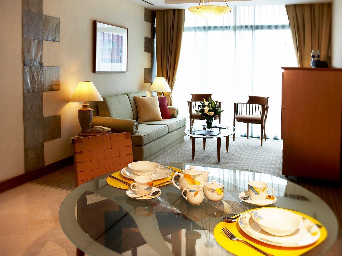 Fraser Place Robertson Walk Singapore Ngoại thất bức ảnh A typical living room in a serviced apartment