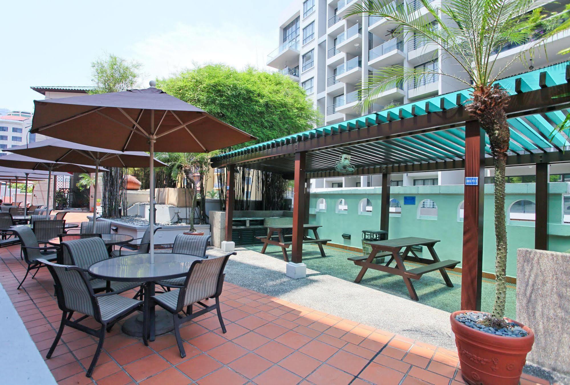 Fraser Place Robertson Walk Singapore Ngoại thất bức ảnh The swimming pool at the hotel