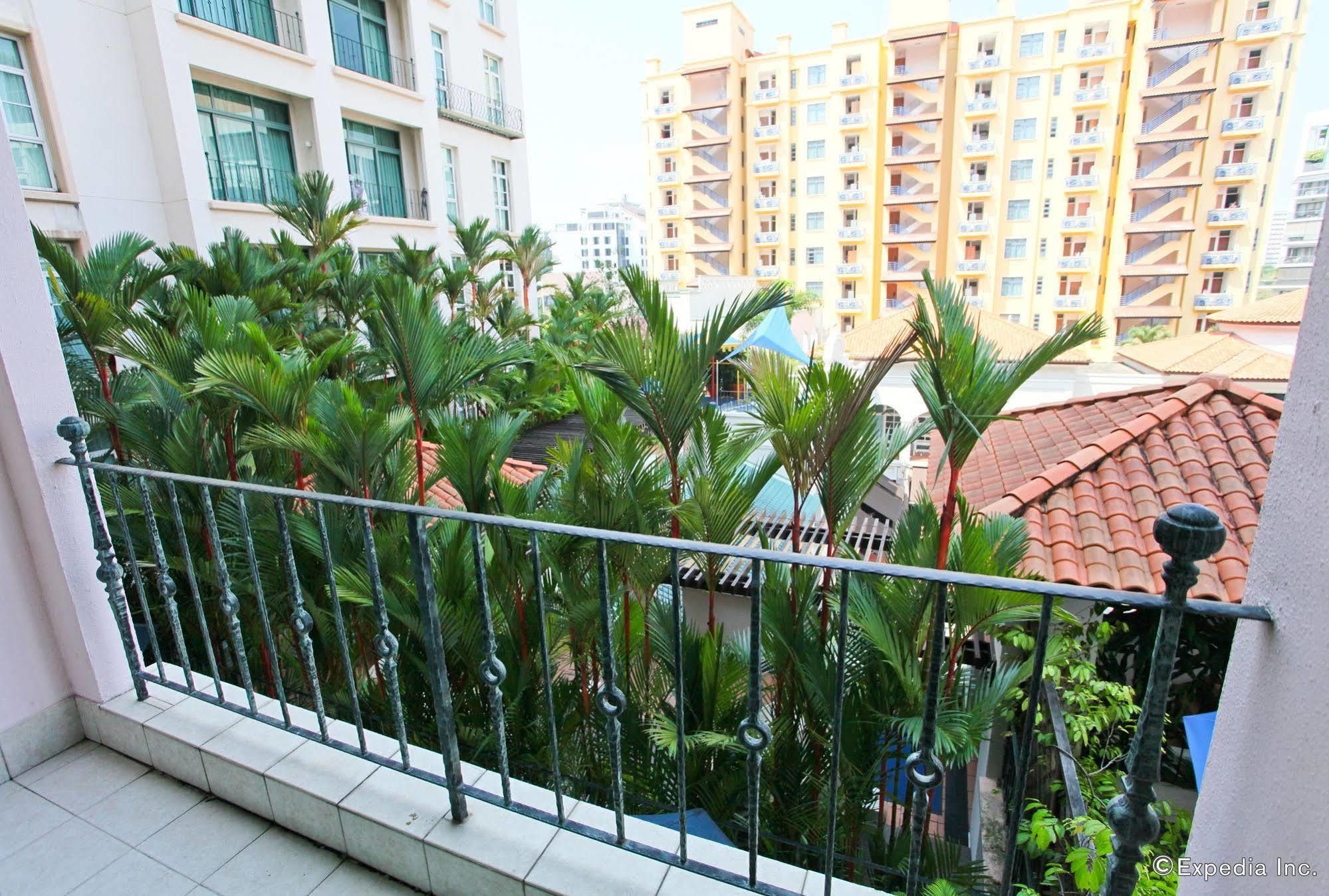 Fraser Place Robertson Walk Singapore Ngoại thất bức ảnh A balcony in Singapore