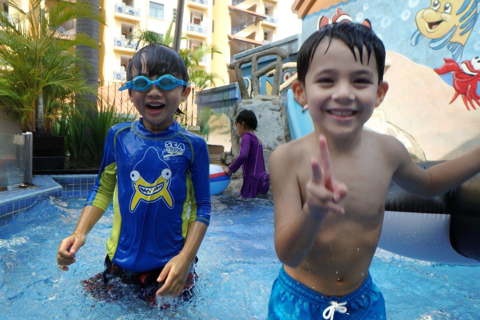 Fraser Place Robertson Walk Singapore Ngoại thất bức ảnh Children playing at the water park