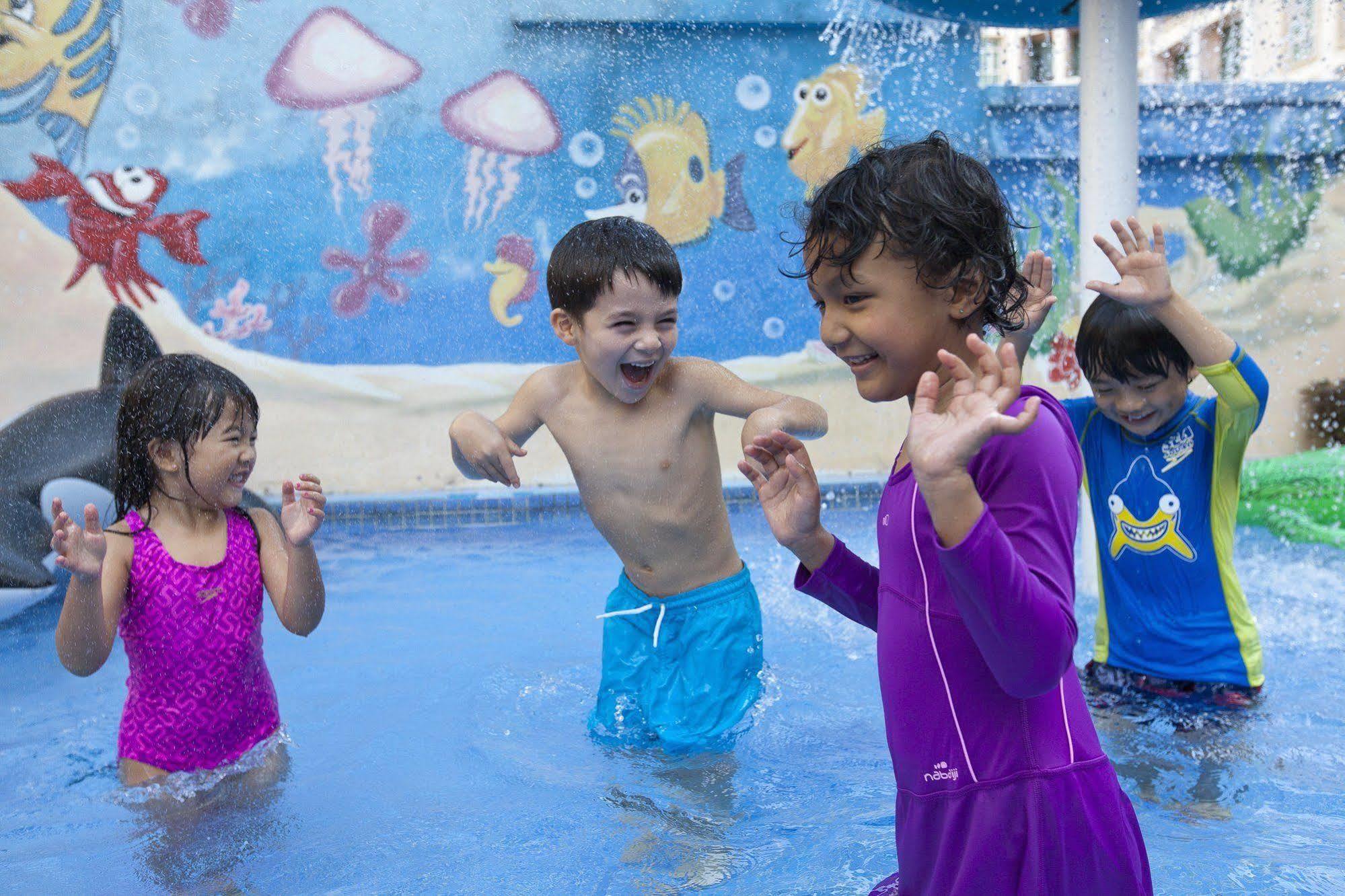 Fraser Place Robertson Walk Singapore Ngoại thất bức ảnh Children playing at the water park